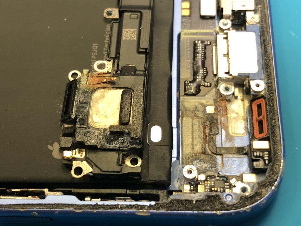 海水で腐食したiPhone 16の充電コネクタとスピーカー周辺の内部