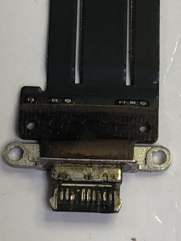 iPad Pro 11インチ第3世代の充電口が腐食して真っ黒に焼けたUSB-Cコネクタ
