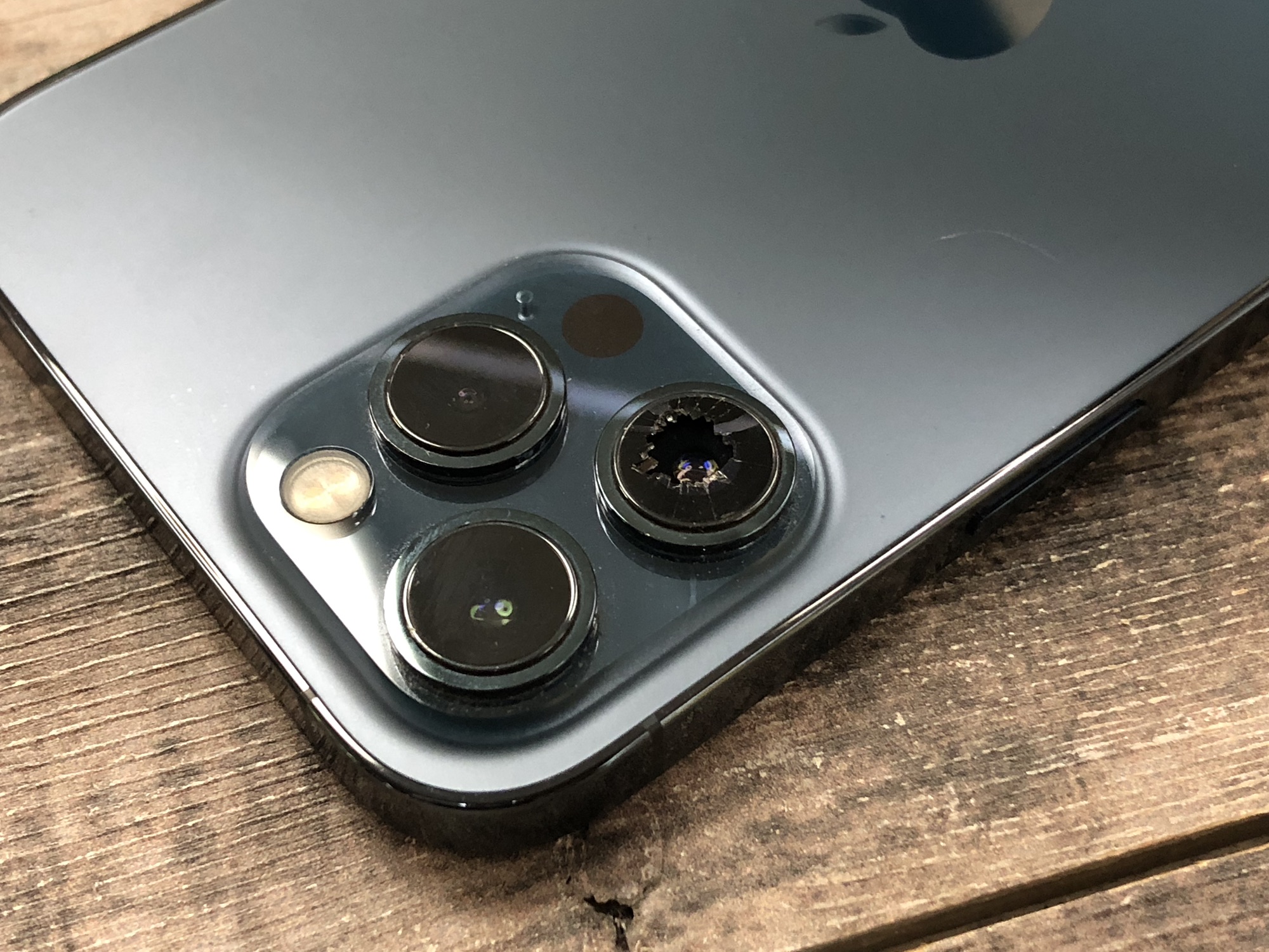 iPhone 12 Pro Maxの割れたカメラレンズカバー修理前の状態