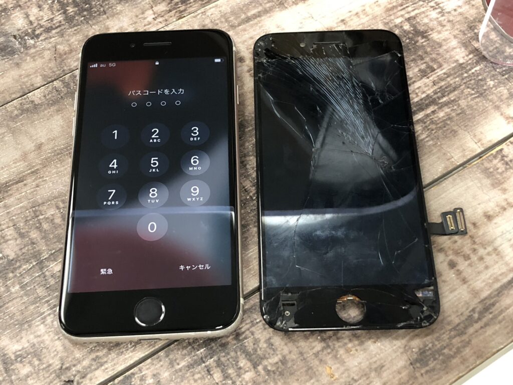 iPhone SE第3世代の画面割れと縦線が入った液晶の修理前と修理後の比較
