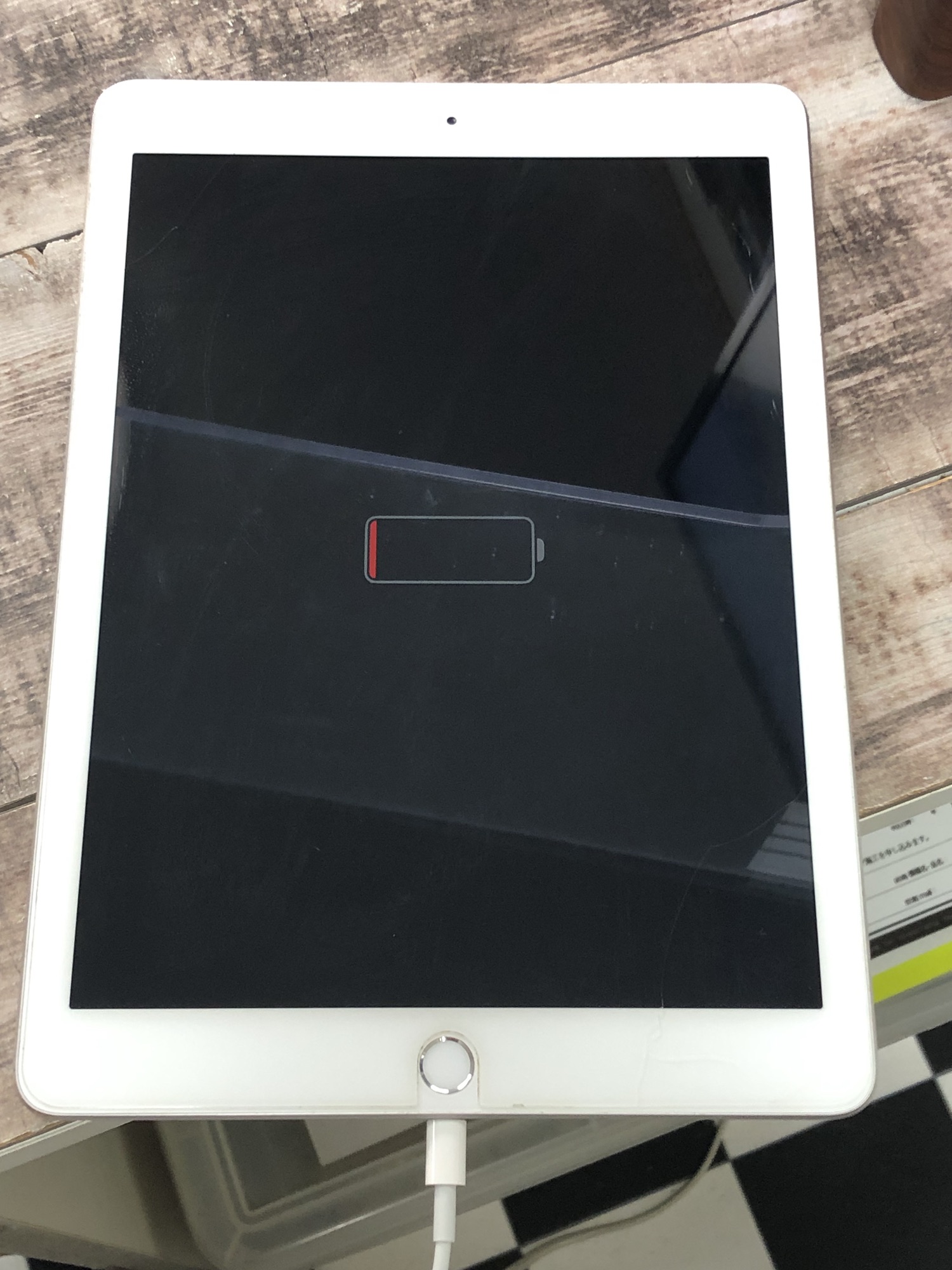 iPad第6世代が充電しても起動せずバッテリー残量表示のまま止まっている状態